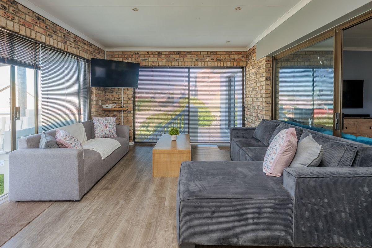 Spacious Coastal Home For Sale in Sought-After Struisbaai - Photo 4
