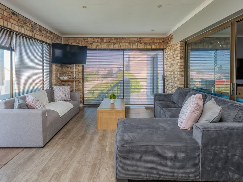 Spacious Coastal Home For Sale in Sought-After Struisbaai - Photo 4
