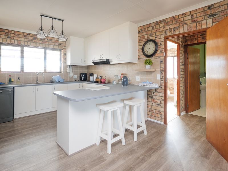 Spacious Coastal Home For Sale in Sought-After Struisbaai - Photo 10