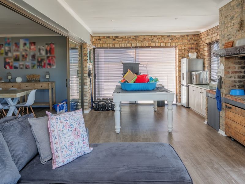 Spacious Coastal Home For Sale in Sought-After Struisbaai - Photo 6