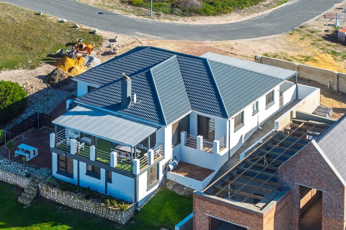 Spacious Coastal Home For Sale in Sought-After Struisbaai - Photo 3