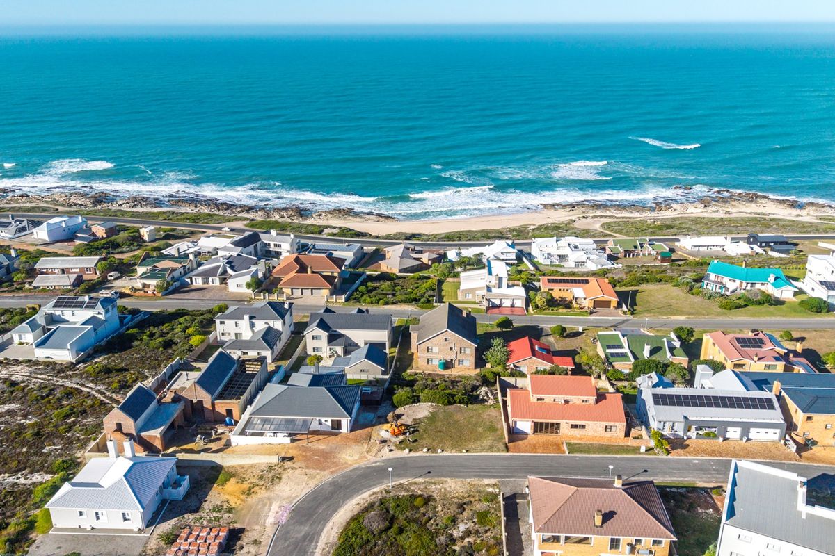 Spacious Coastal Home For Sale in Sought-After Struisbaai - Photo 2