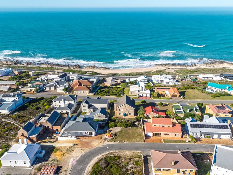 Spacious Coastal Home For Sale in Sought-After Struisbaai - Photo 2