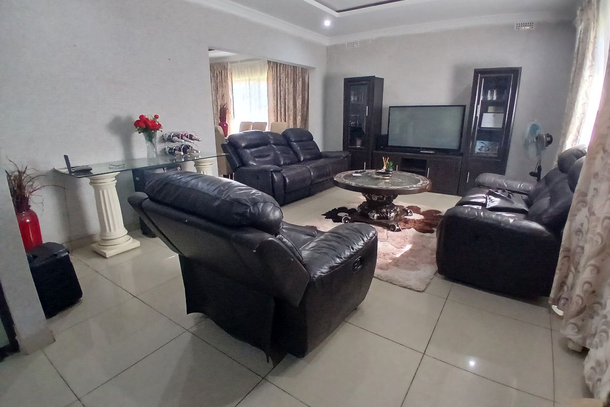 Neat 3-Bedroom Home with open- plan lounge, Flat and Well -kept Garden - Photo 5