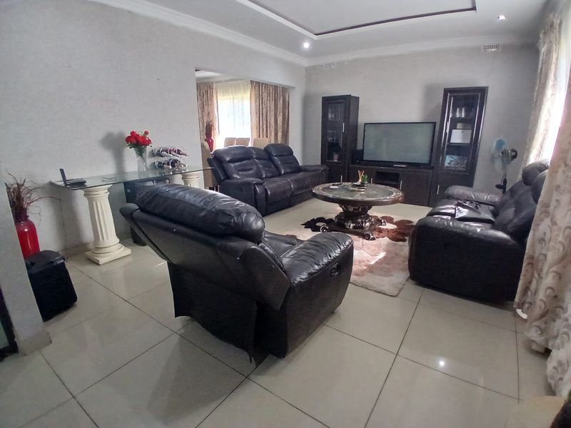 Neat 3-Bedroom Home with open- plan lounge, Flat and Well -kept Garden - Photo 5