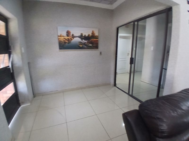 Neat 3-Bedroom Home with open- plan lounge, Flat and Well -kept Garden - Photo 8