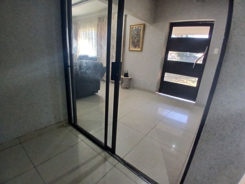 Neat 3-Bedroom Home with open- plan lounge, Flat and Well -kept Garden - Photo 9