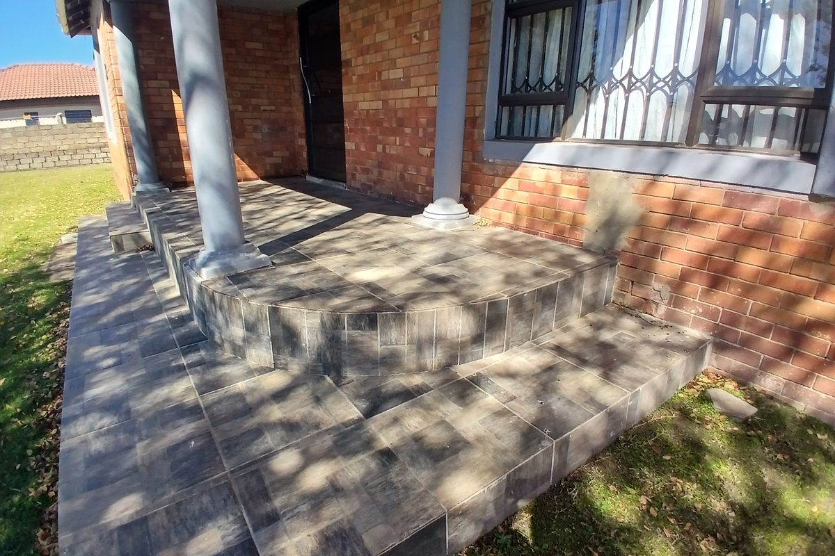 Neat 3-Bedroom Home with open- plan lounge, Flat and Well -kept Garden - Photo 3