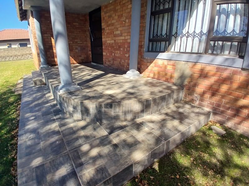 Neat 3-Bedroom Home with open- plan lounge, Flat and Well -kept Garden - Photo 3