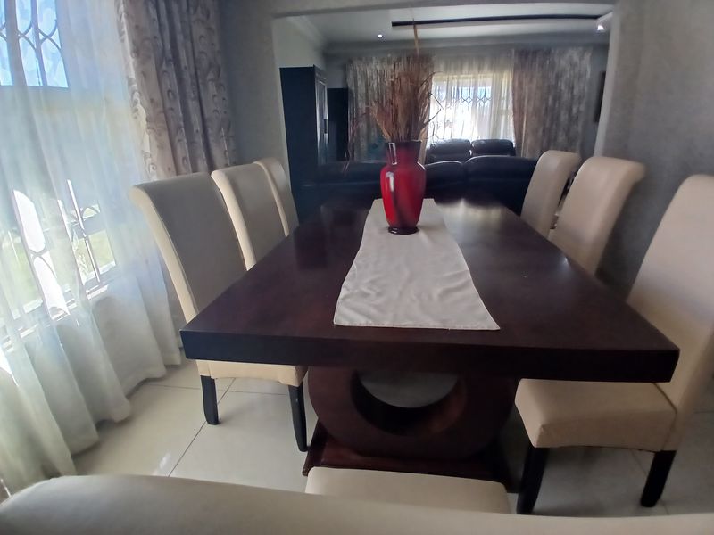 Neat 3-Bedroom Home with open- plan lounge, Flat and Well -kept Garden - Photo 7