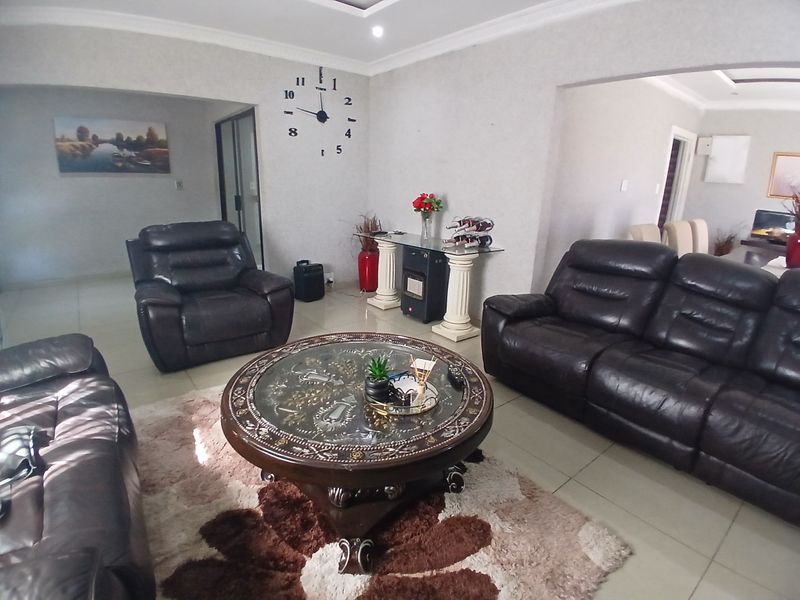Neat 3-Bedroom Home with open- plan lounge, Flat and Well -kept Garden - Photo 6
