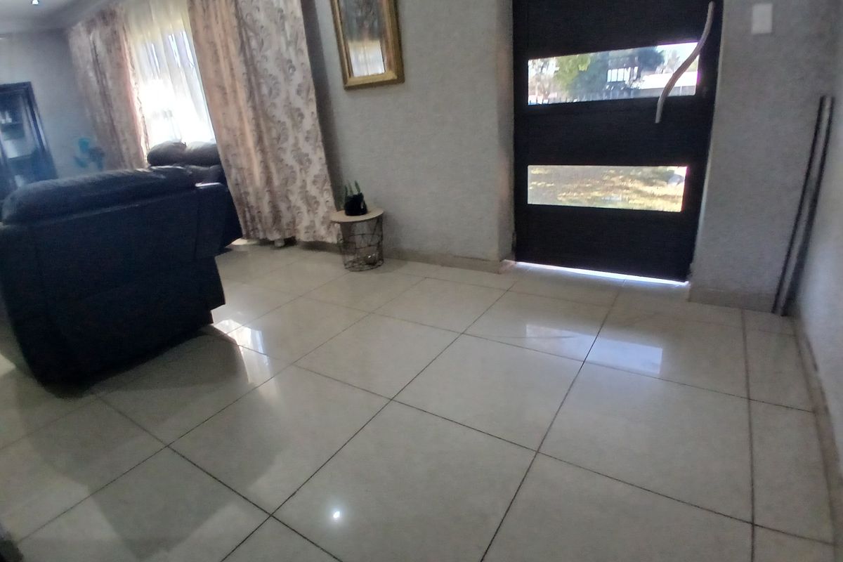 Neat 3-Bedroom Home with open- plan lounge, Flat and Well -kept Garden - Photo 4