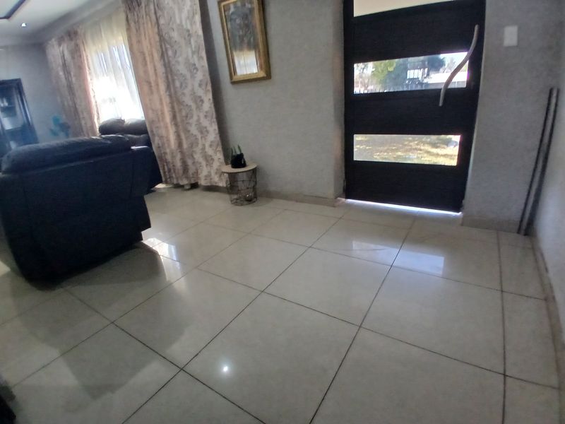 Neat 3-Bedroom Home with open- plan lounge, Flat and Well -kept Garden - Photo 4