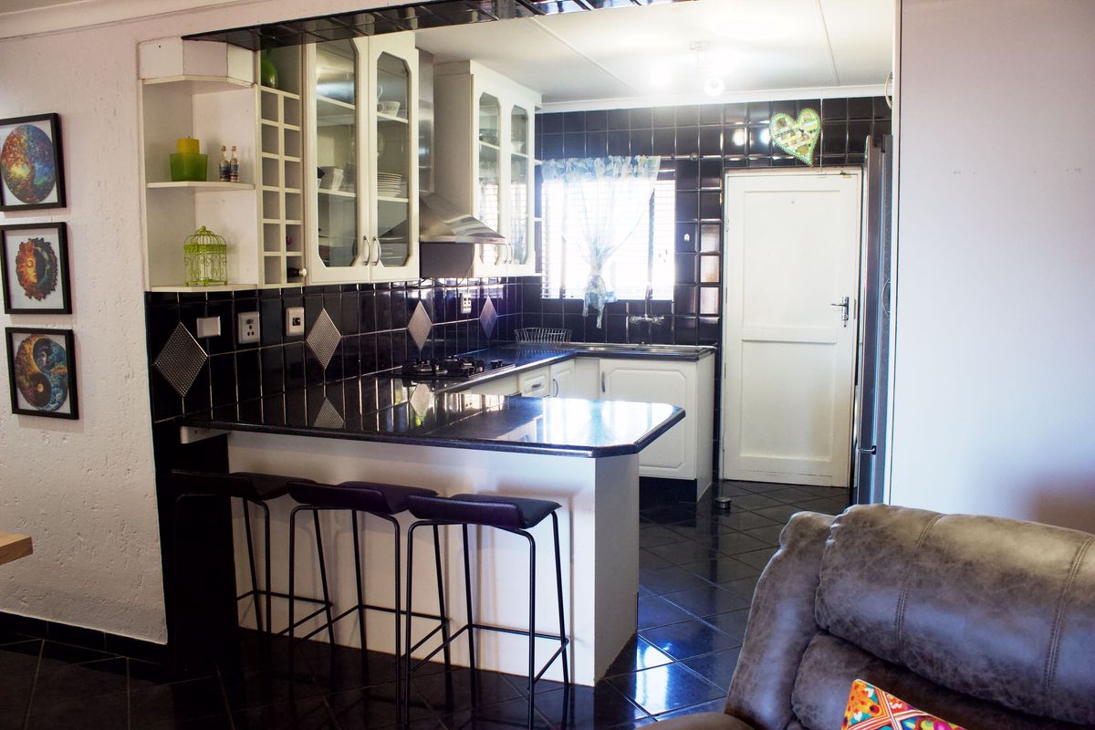 Beautiful 3 bedroom townhouse in Glen Marais - Photo 2