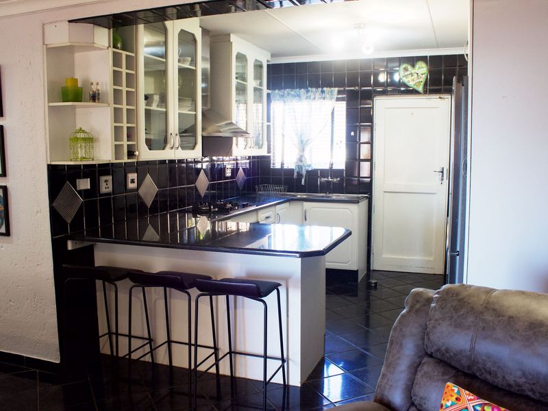 Beautiful 3 bedroom townhouse in Glen Marais - Photo 2