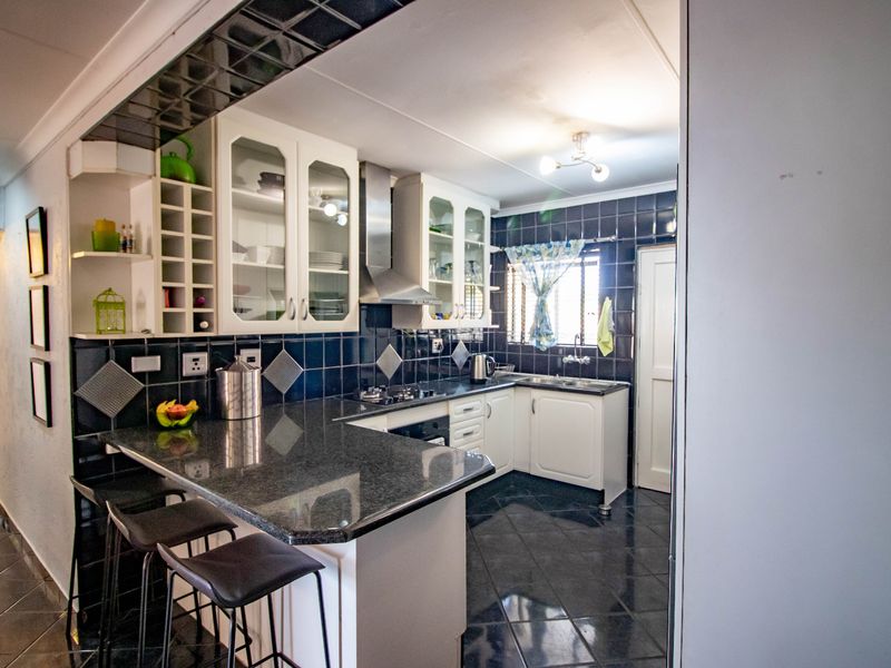 Beautiful 3 bedroom townhouse in Glen Marais - Photo 3