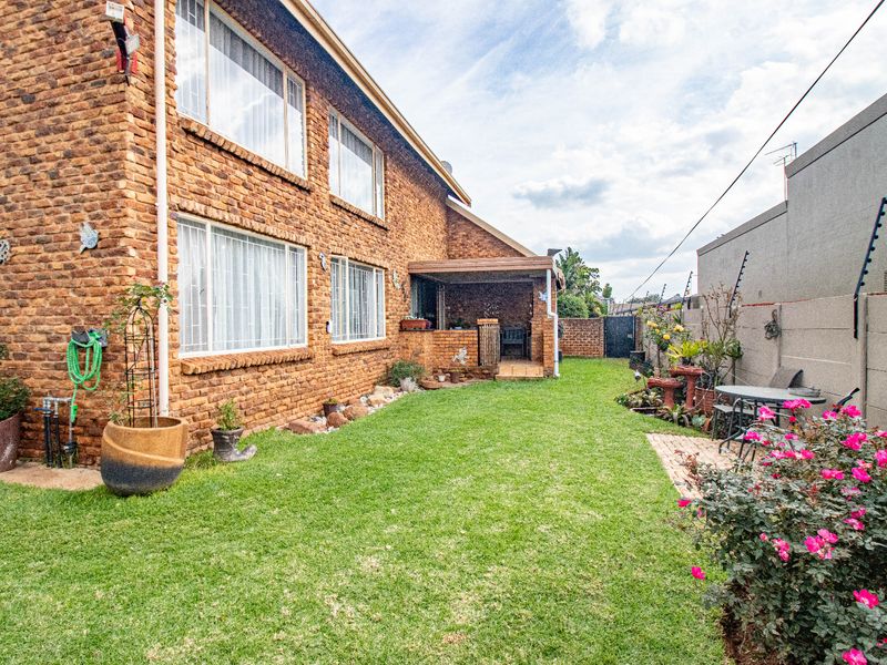 Beautiful 3 bedroom townhouse in Glen Marais - Photo 1