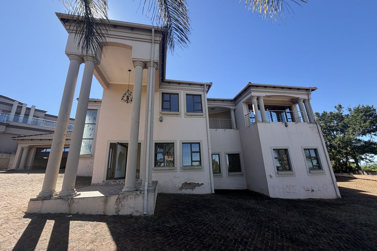 Exclusive Mansion for sale , in Louis Trichardt . - Photo 3