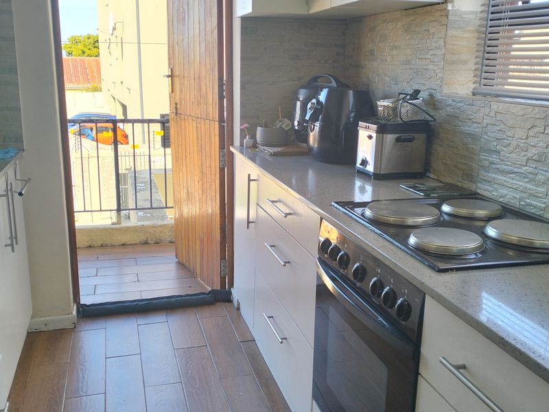 Modern 2-Bedroom Apartment in Secure Complex - Photo 6