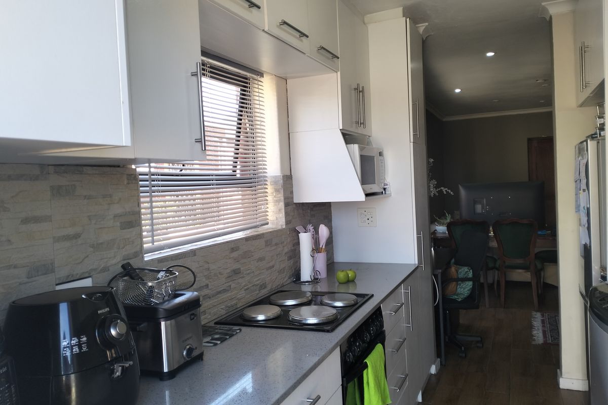 Modern 2-Bedroom Apartment in Secure Complex - Photo 4