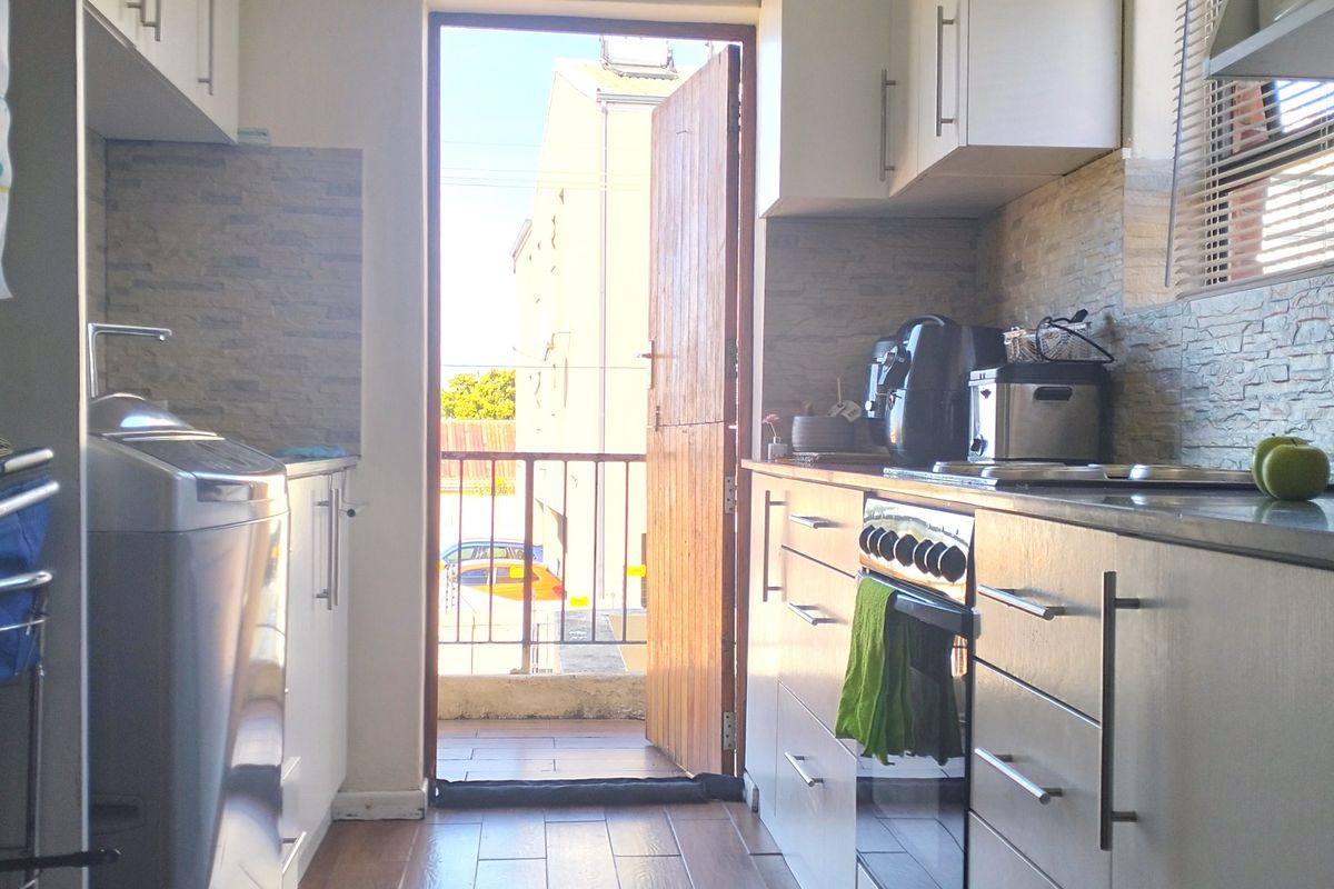 Modern 2-Bedroom Apartment in Secure Complex - Photo 5