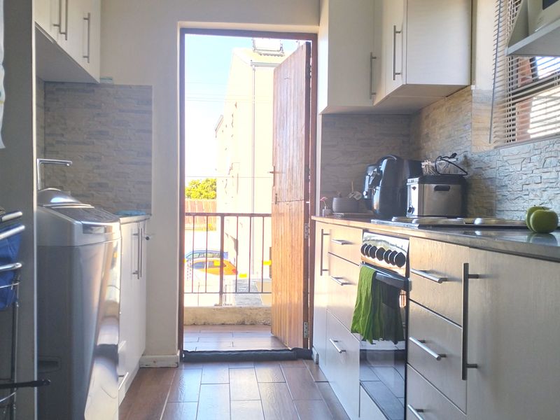 Modern 2-Bedroom Apartment in Secure Complex - Photo 5