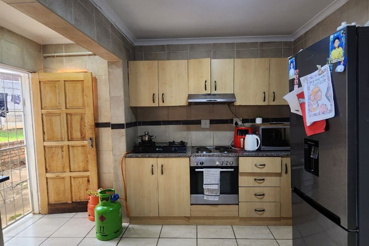Northdale 4 bedroom house to Let - Photo 5