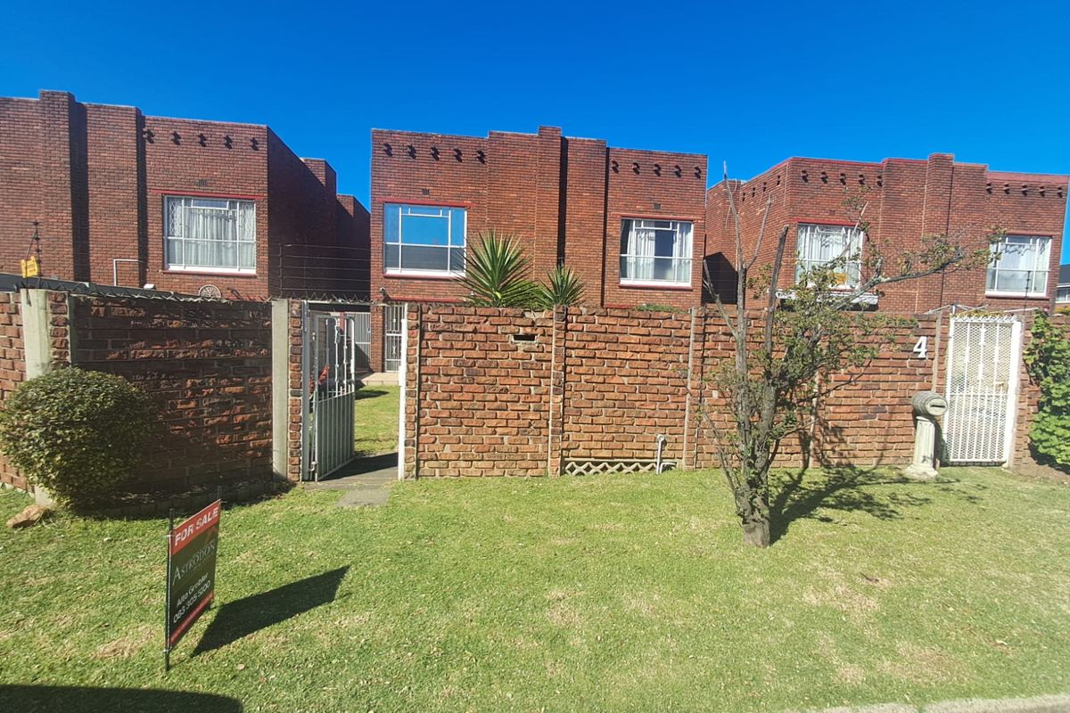 Spacious and stylish 3-bedroom, 2-bathroom townhouse offering comfortable living! - Photo 2