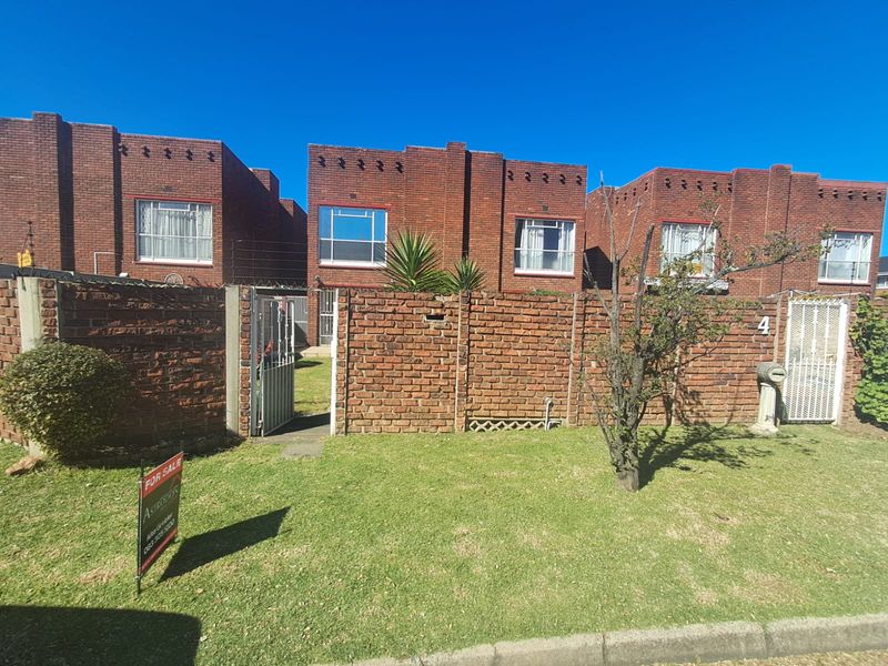 Spacious and stylish 3-bedroom, 2-bathroom townhouse offering comfortable living! - Photo 2