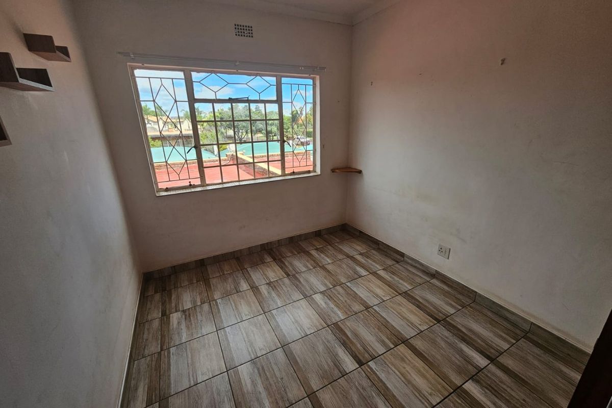 Spacious and stylish 3-bedroom, 2-bathroom townhouse offering comfortable living! - Photo 5