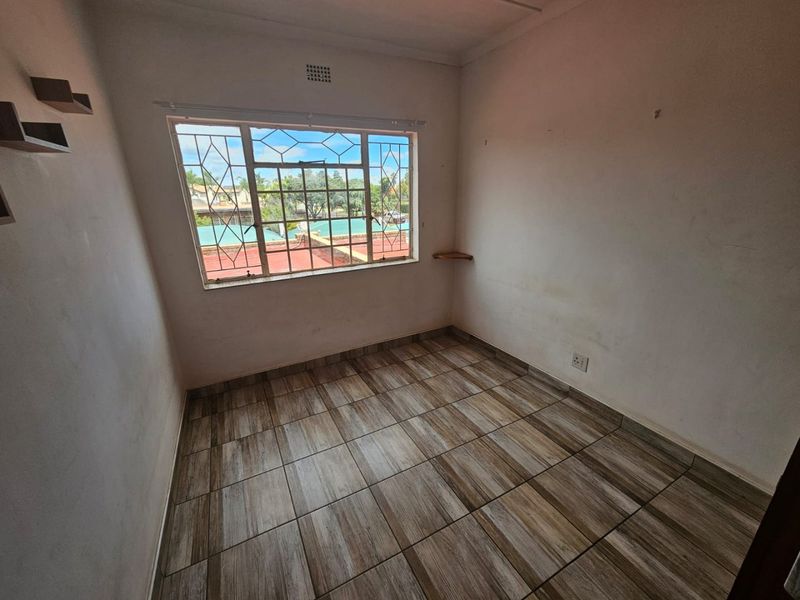 Spacious and stylish 3-bedroom, 2-bathroom townhouse offering comfortable living! - Photo 5