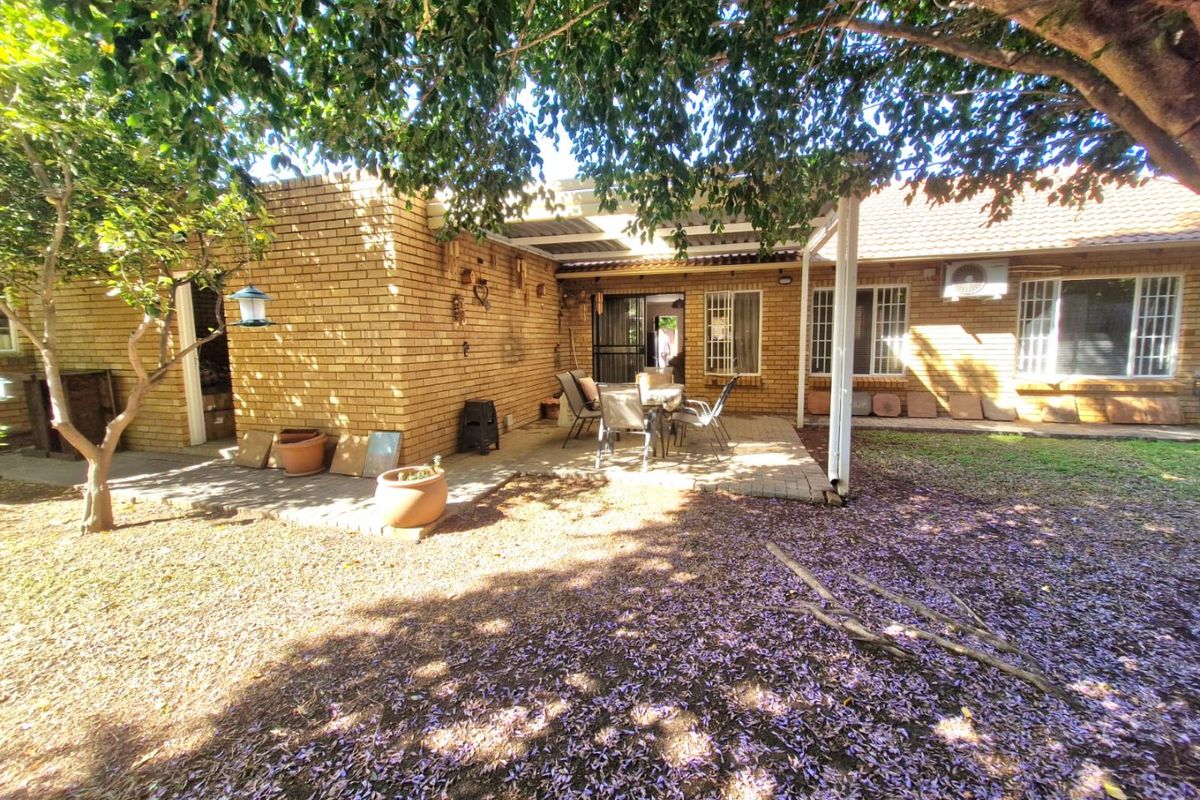 Neat and Spacious 3-Bedroom Simplex in Secure Complex - Photo 3