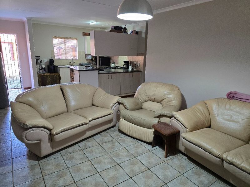 Neat and Spacious 3-Bedroom Simplex in Secure Complex - Photo 9