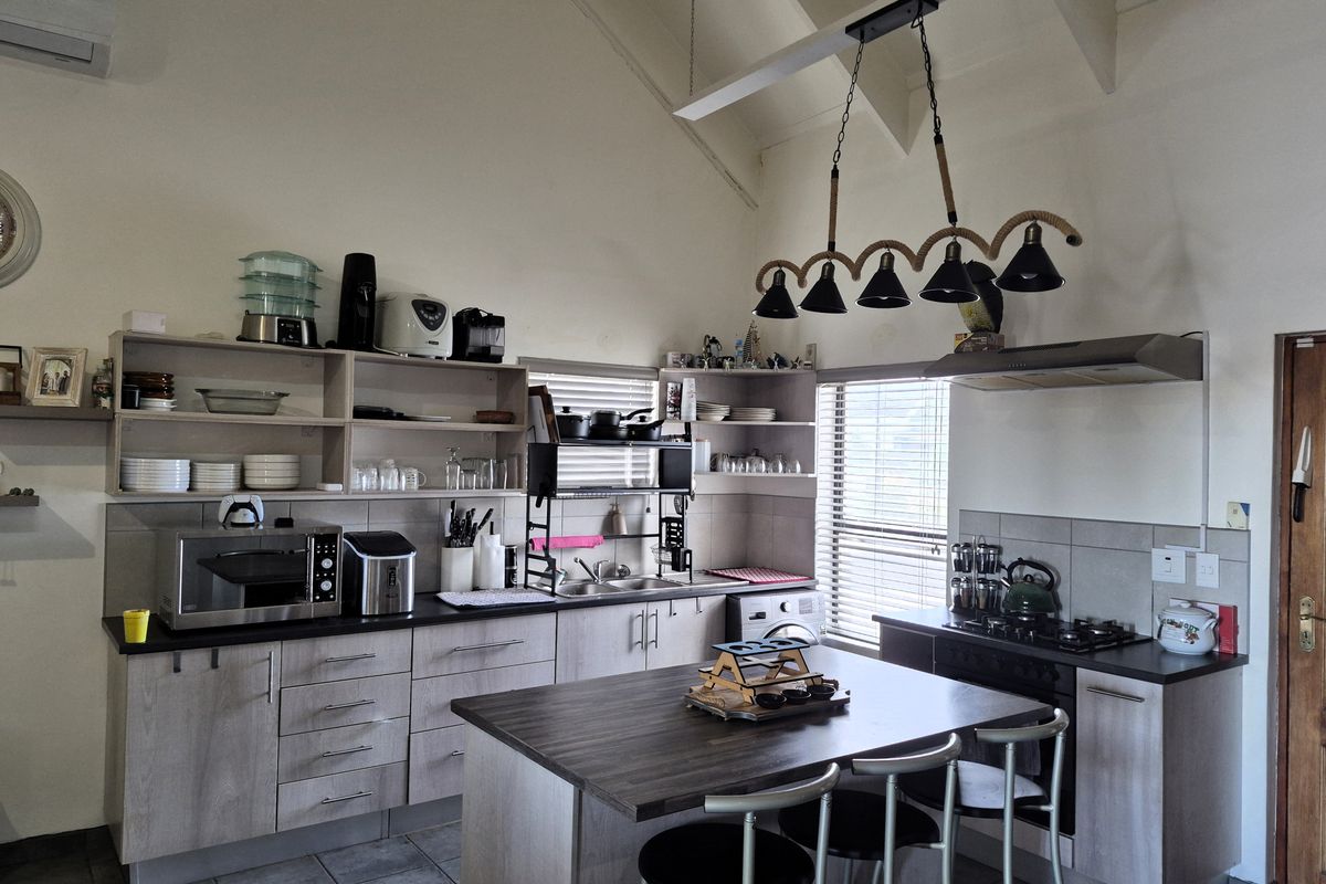 Charming 3-bedroom freestanding home in , St Helena Bay—your coastal retreat awaits! - Photo 3