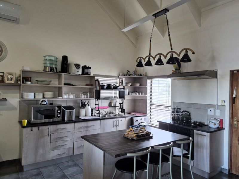Charming 3-bedroom freestanding home in , St Helena Bay—your coastal retreat awaits! - Photo 3