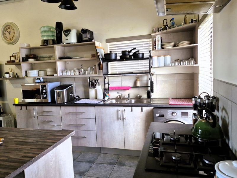 Charming 3-bedroom freestanding home in , St Helena Bay—your coastal retreat awaits! - Photo 4