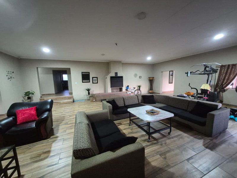 Face brick newly build  house, spacious and off the grid - Photo 4