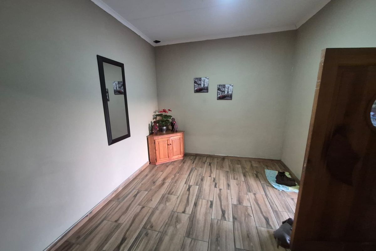 Face brick newly build  house, spacious and off the grid - Photo 3