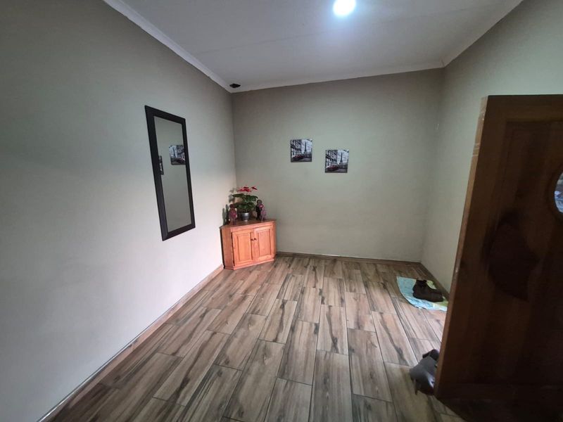 Face brick newly build  house, spacious and off the grid - Photo 3