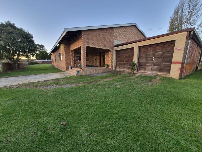 Face brick newly build  house, spacious and off the grid - Photo 1