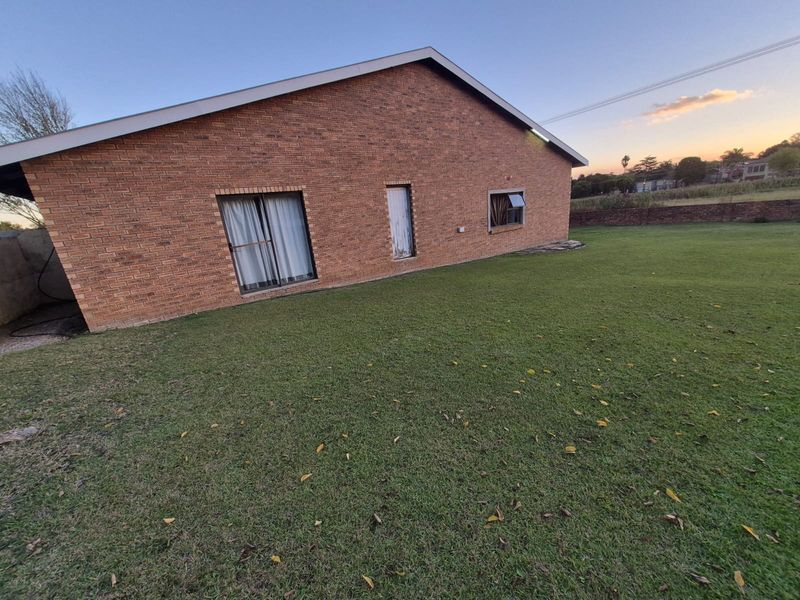 Face brick newly build  house, spacious and off the grid - Photo 9