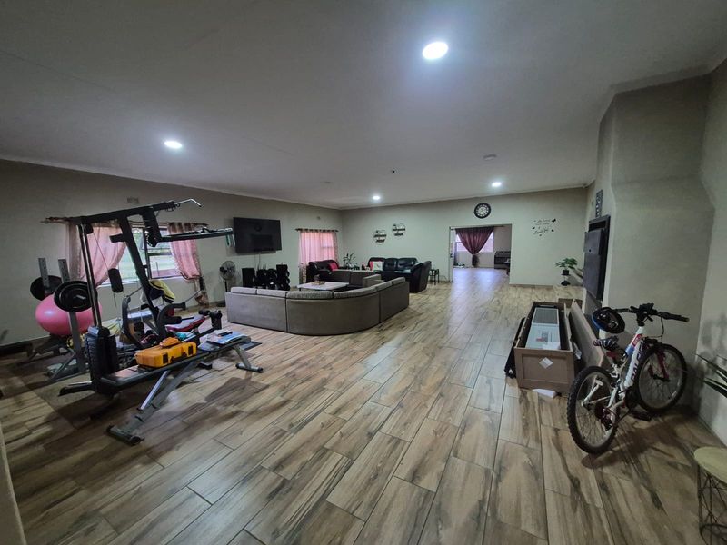 Face brick newly build  house, spacious and off the grid - Photo 6