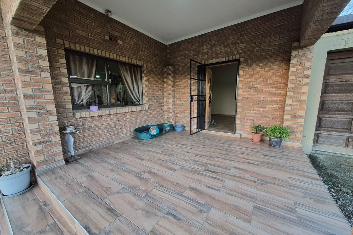 Face brick newly build  house, spacious and off the grid - Photo 2