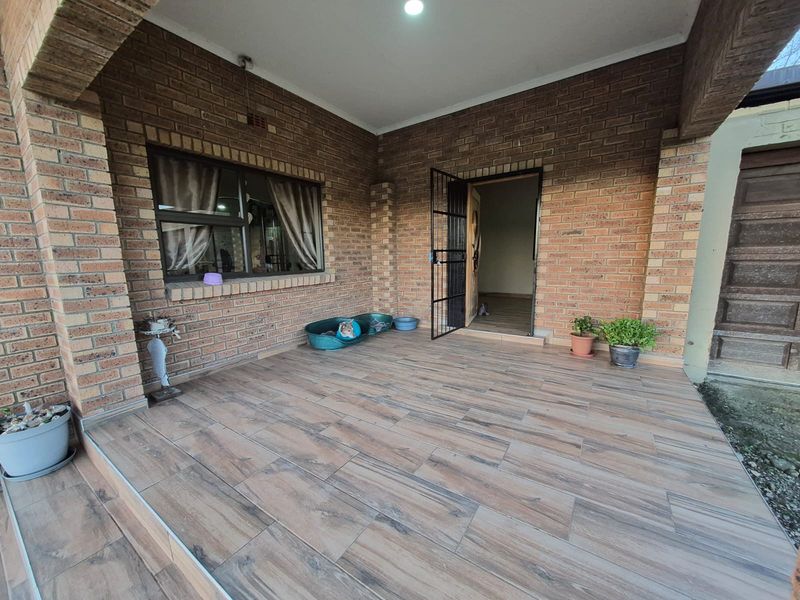 Face brick newly build  house, spacious and off the grid - Photo 2