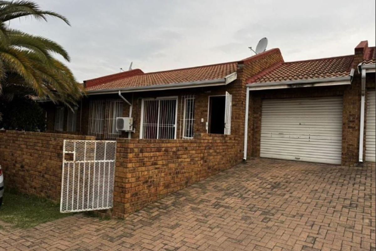 Neat Townhouse for sale, perfect for family livivng - Photo 2