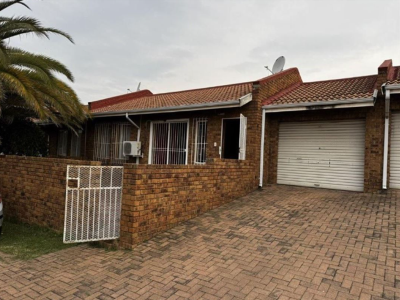 Neat Townhouse for sale, perfect for family livivng - Photo 2