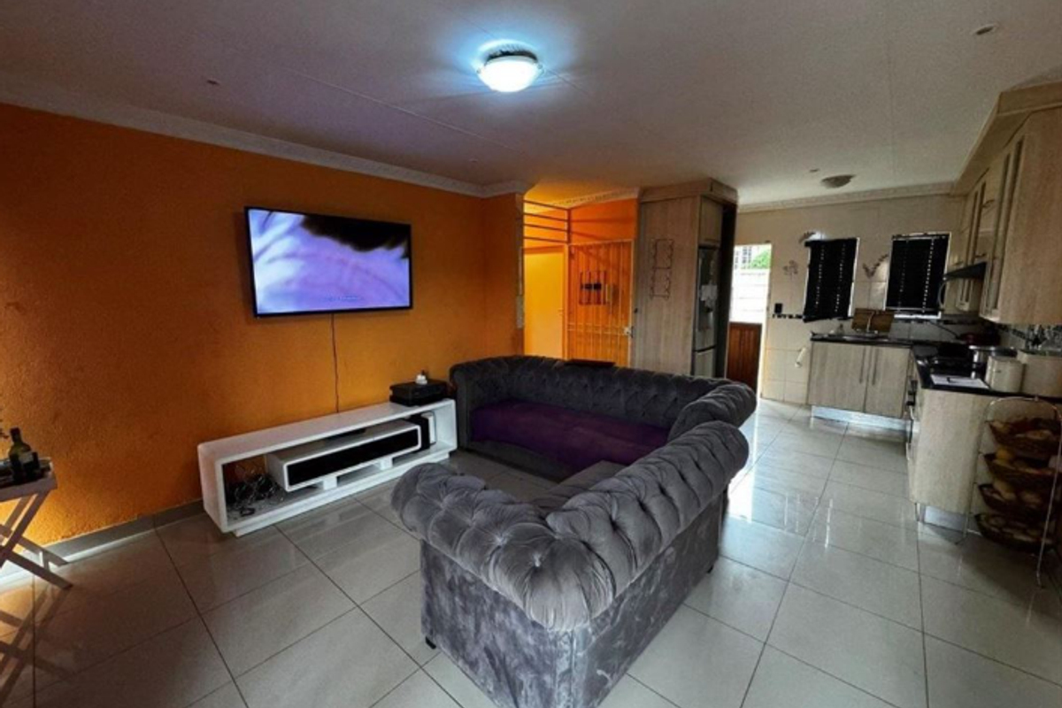 Neat Townhouse for sale, perfect for family livivng - Photo 3