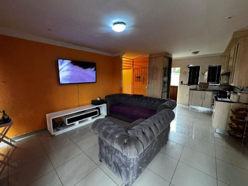 Neat Townhouse for sale, perfect for family livivng - Photo 3