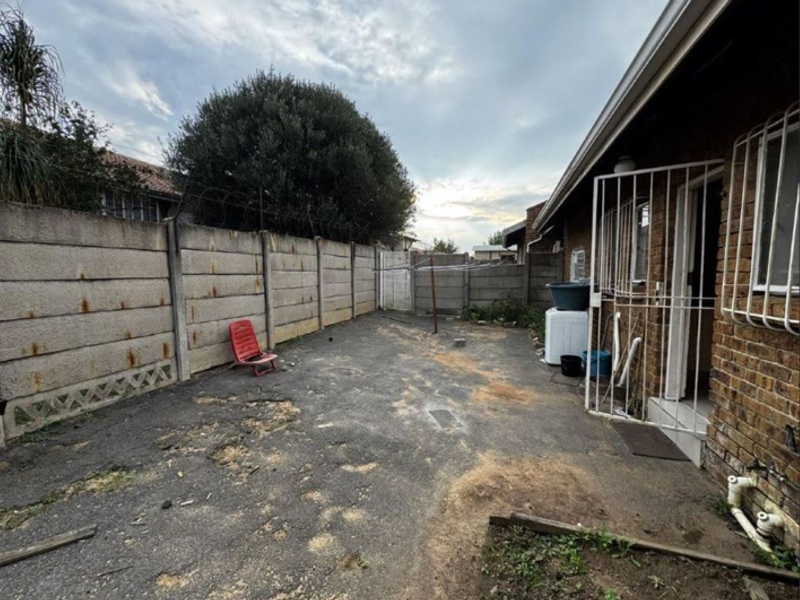 Neat Townhouse for sale, perfect for family livivng - Photo 9