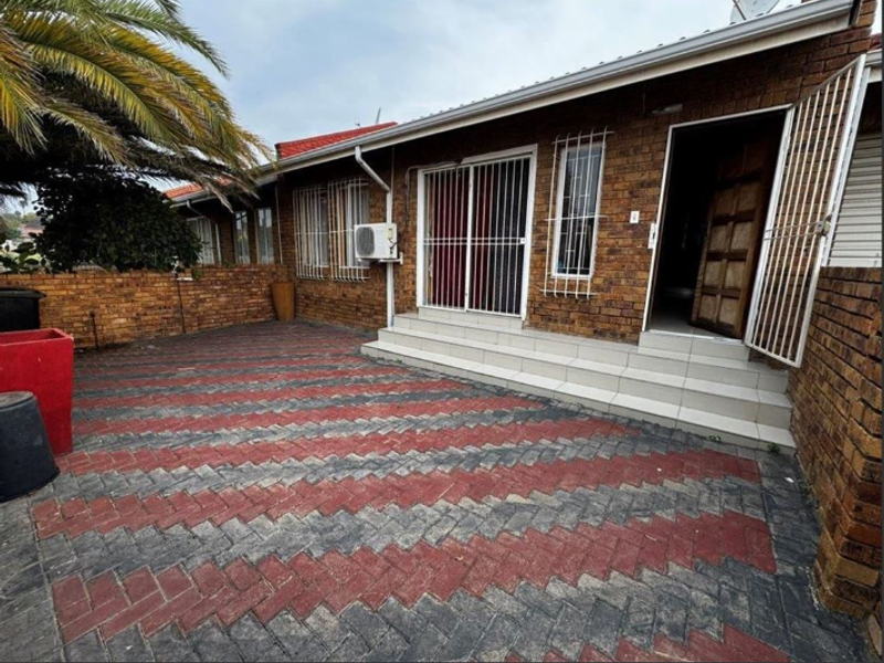 Neat Townhouse for sale, perfect for family livivng - Photo 8